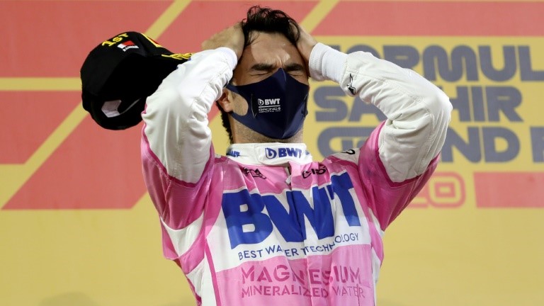 السائق المكسيكي سيرخيو بيريز محتفلا بعد فوزه بسباق صخير البحريني احدى جولات بطولة العالم لفورمولا واحد. 6 كانون الاول/ديسمبر 2020