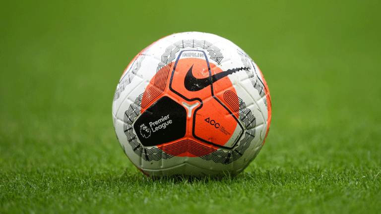 شعار رابطة الدوري الإنكليزي الممتاز لكرة القدم على كرة مباراة نوريتش سيتي وبرايتون في الرابع من تموز/يوليو 2020.