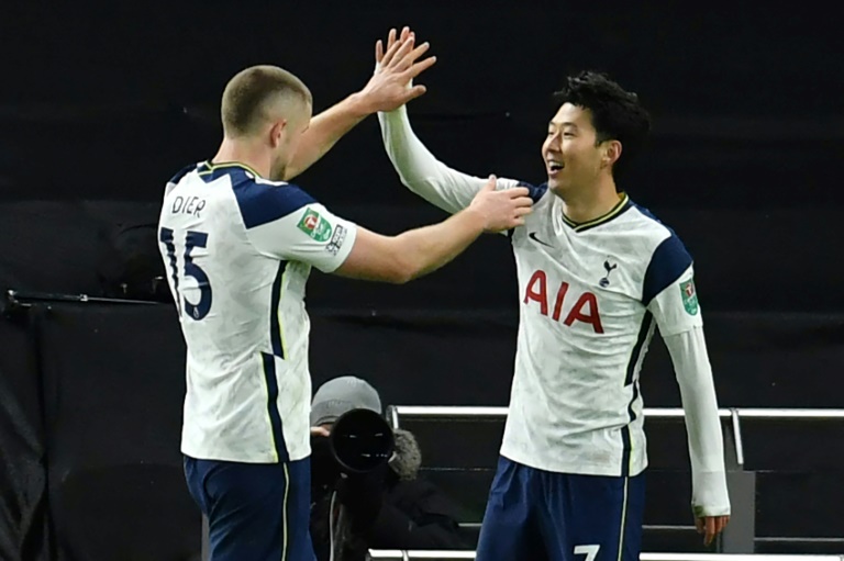 الكوري الجنوبي سون هيونغ-مين يحتفل بهدفه مع توتنهام ضد برنتفورد مع اريك داير في نصف نهائي كأس الرابطة الانكليزية في 5 كانون الثاني/يناير 2021