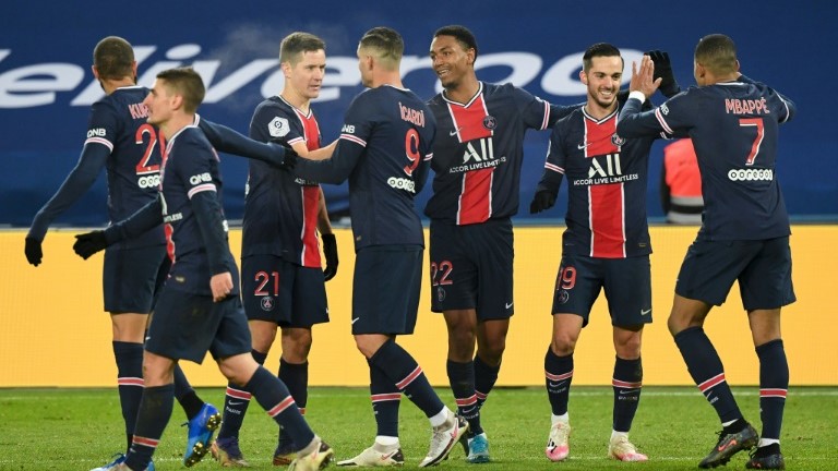 لاعبو باريس سان جرمان يحتفلون بهدف الاسباني بابلو سارابيا ضد بريست في الدوري الفرنسي لكرة القدم في التاسع من كانون الثاني/يناير 2021