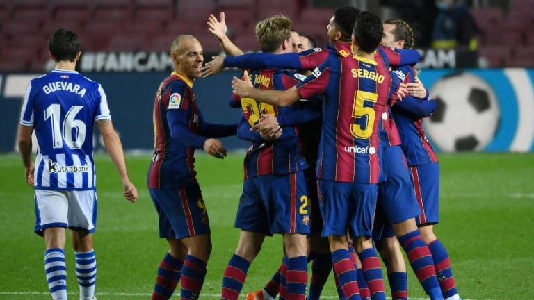 لاعبو برشلونة يحتفلون بهدف الهولندي فرنكي دي يونغ ضد ريال سوسييداد في الدوري الاسباني لكرة القدم في 16 كانون الاول/ديسمبر 2020