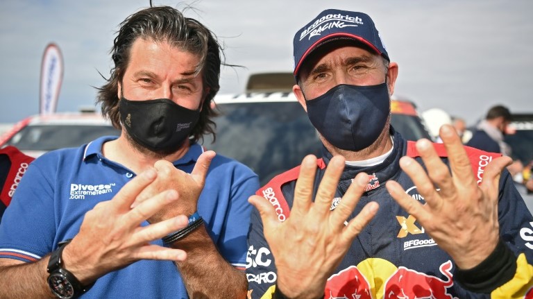 الفرنسي ستيفان بيترهانسل (يمين) يحتفل مع زميله بالتتويج برالي دكار في السعودية في 15 كانون الثاني/يناير 2021