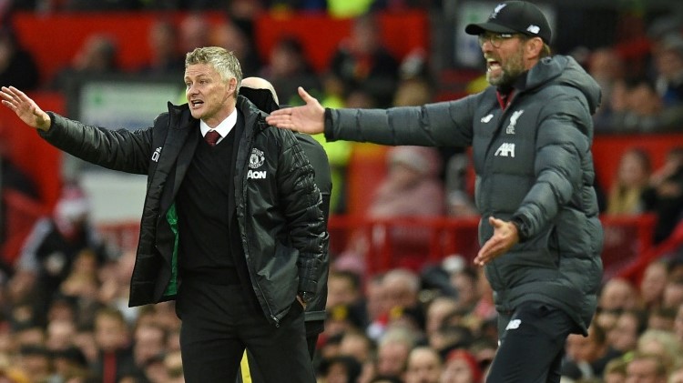 صورة مؤرخة في 20 أكتوبر 2019 تجمع مدرب ليفربول الألماني يورغن كلوب (يمين) والنروجي اولي غونار سوسكاير (يسار) مدرب مانشستر يونايتد خلال مباراة الفريقين في المرحلة التاسعة من الدوري الإنكليزي الممتاز لكرة القدم