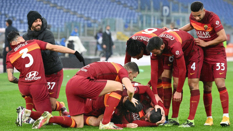 لاعبو روما يحتفلون بعد تسجيل زميله جانلوكا مانشيني هدف التعادل 2-2 في مرمى انترميلان في الدوري الايطالي. 10 كانون الثاني/يناير 2020