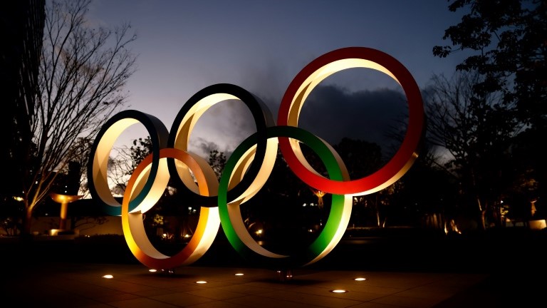 صورة للدوائر الاولمبية بالقرب من الملعب الوطني في طوكيو الذي تقام عليه حفلة افتتاح دورة طوكيو 2020 الاولمبية. 8 كانون الثاني/يناير 2021