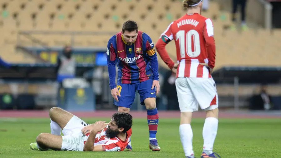 طرد ميسي في اللحظات الاخيرة من مواجهة بلباو في الكأس السوبر الاسبانية لكرة القدم 