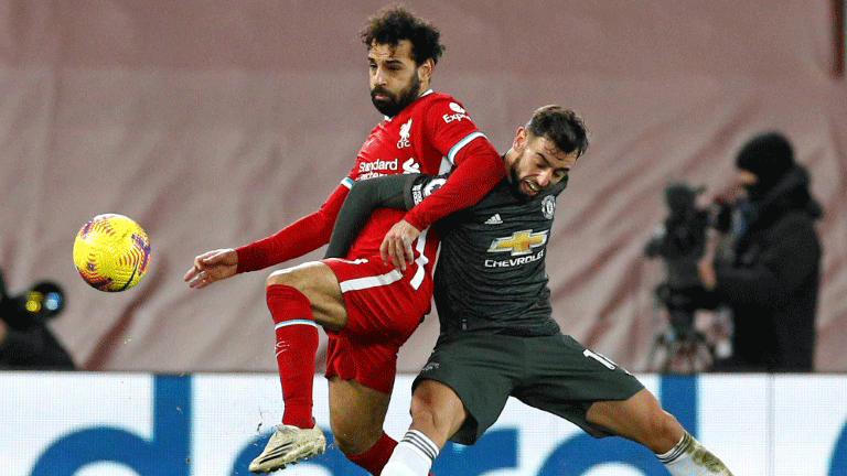 مهاجم ليفربول الدولي المصري محمد صلاح (يسار) يحاول مراوغة لاعب وسط يونايتد الدولي البرتغالي برونو فرنانديش في الدوري الانكليزي في 17 كانون الثاني/يناير 2021.