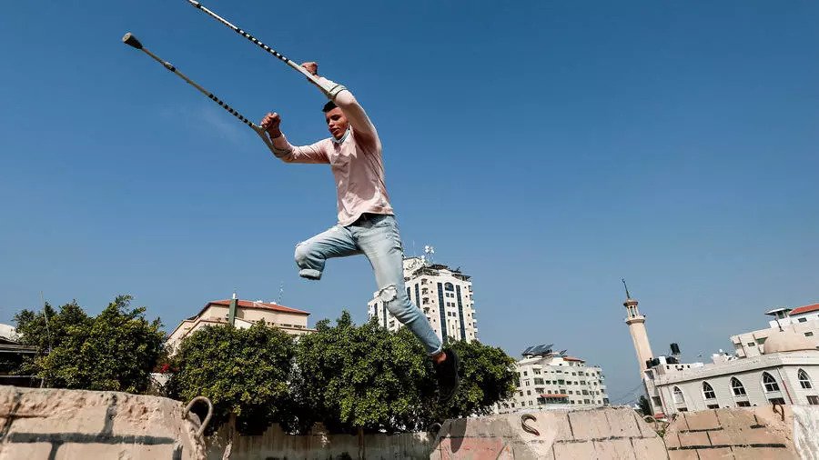 الشاب الفلسطيني محمد عليوة يعرض مهاراته في رياضة باركور في مدينة غزة في الرابع من يناير 2021