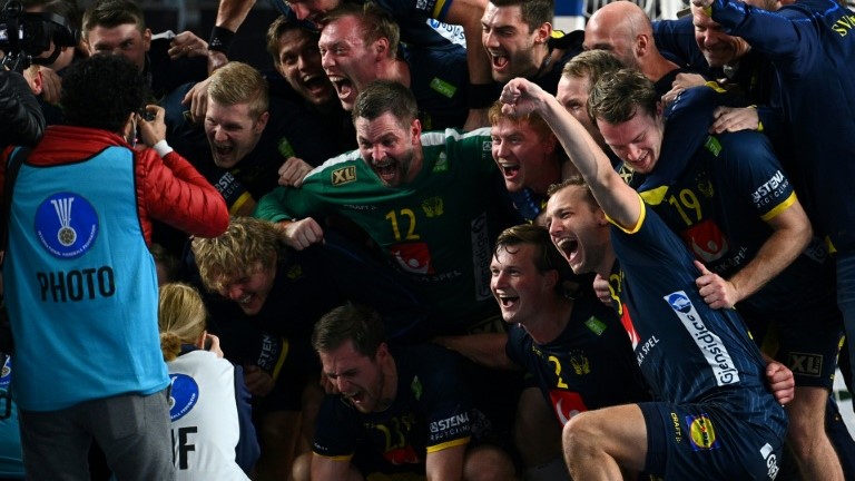 لاعبو المنتخب السويدي لكرة اليد يحتفلون بتأهلهم إلى نهائي بطولة العالم في مصر على حساب فرنسا في 29 كانون الثاني/يناير 2021
