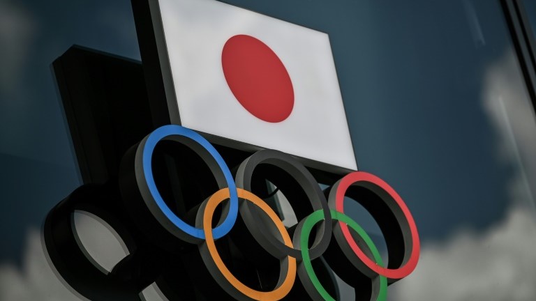 صورة للحلقات الاولمبية وعلم اليابان خارج المتحف الاولمبي في طوكيو. 24 اب/اغسطس 2020