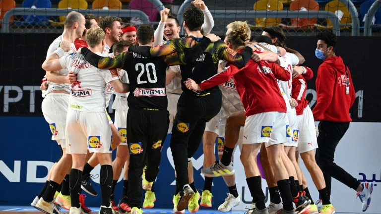 لاعبو الدنمارك يحتفلون بالتأهل إلى نهائي بطولة العالم لكرة اليد في مصر على حساب إسبانيا في 29 كانون الثاني/يناير 2021