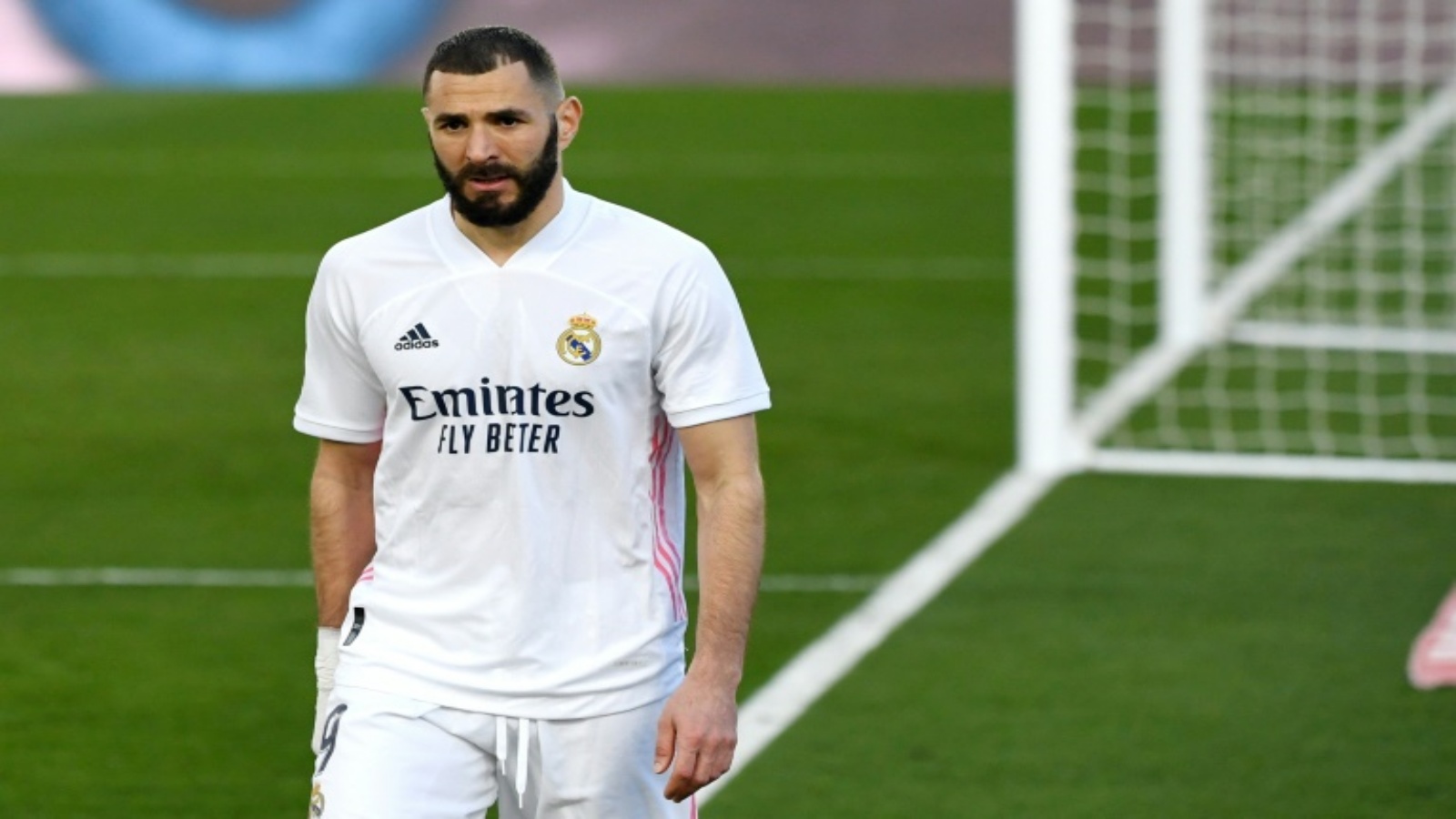 المهاجم الفرنسي كريم بنزيمة يخرج من الملعب بعد استبداله في الدقائق الأخيرة من المباراة التي خسرها فريقه ريال مدريد على أرضه أمام ليفانتي، فالديبيباس، ضواحي مدريد، في 30 كانون الثاني/يناير 2021