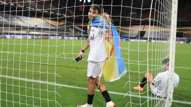 مهاجم اشبيلية المغربي-الاسباني  منير الحدادي محتفلا بتتويج فريقه بطلا للدوري الاوروبي (يوروبا ليغ) بفوزه على انترميلان 3-2 في المباراة النهائية. 21 اب/اغسطس 2020