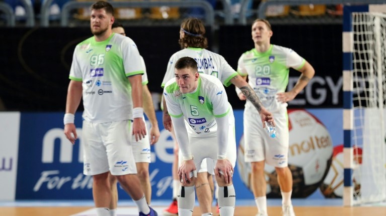 تعرض 12 لاعبا لتسمم غذائي بحسب ما ذكر الاتحاد السلوفيني لكرة اليد