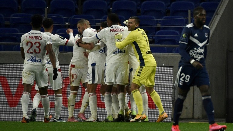 لاعبو ليون يحتلفون بهدف الفوز في مرمى بوردو (2-1) في الدوري الفرنسي في 29 كانون الثاني/يناير 2021.