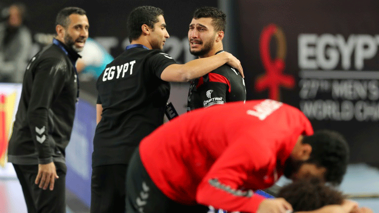 لاعبو المنتخب المصري متأثرون بعد إقصائهم من بطولة العالم لكرة اليد أمام الدنمارك في 27 كانون الثاني/يناير 2021