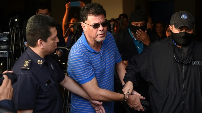 رئيس الاتحاد السلفادوري السابق رينالدو فاسكيس أثناء اعتقاله من قبل الشرطة السلفادورية في كانون الأول/ديسمبر 2015 في سان سلفادور