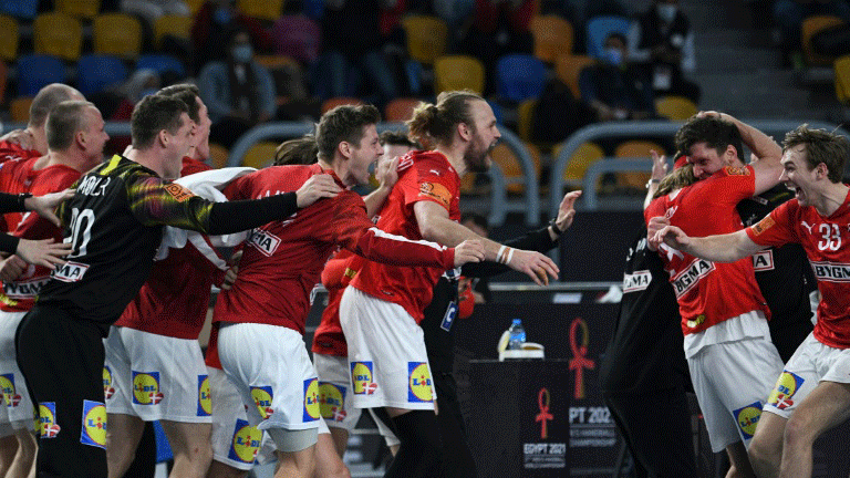 لاعبو الدنمارك يحتفلون بإحراز لقبهم الثاني على التوالي في بطولة العالم بكرة اليد على حساب السويد في مصر في 31 كانون الثاني/يناير 2021