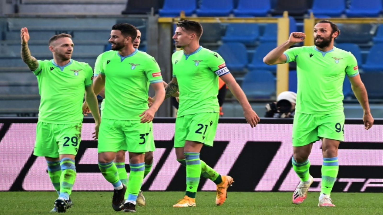 لاعبو لاتسيو يحتفلون بالهدف الثالث في مرمى مضيفهم اتالانتا (3-1) في الدوري الايطالي في 31 كانون الثاني/يناير 2021.