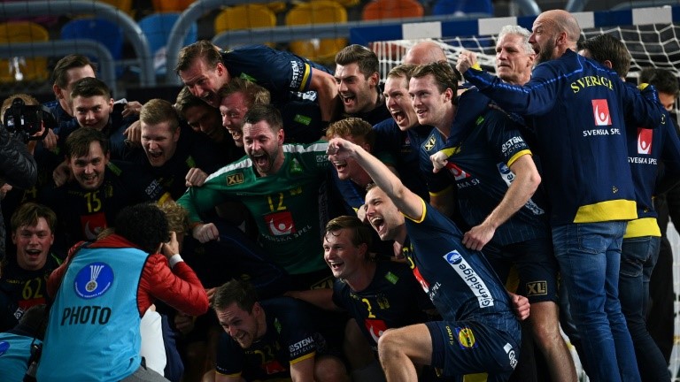 فرحة السويديين بعد الفوز على فرنسا في نصف نهائي بطولة العالم 2021 في كرة اليد