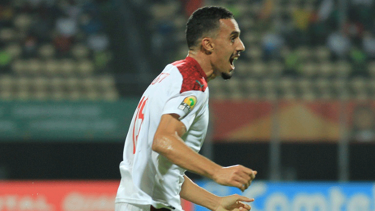 مدافع المنتخب المغربي سفيان البوفتيني يحتفل بافتتاحه التسجيل في مرمى الكاميرون (4-صفر) في نصف نهائي بطولة امم افريقيا للاعبين المحليين في الثالث من شباط/فبراير 2021.