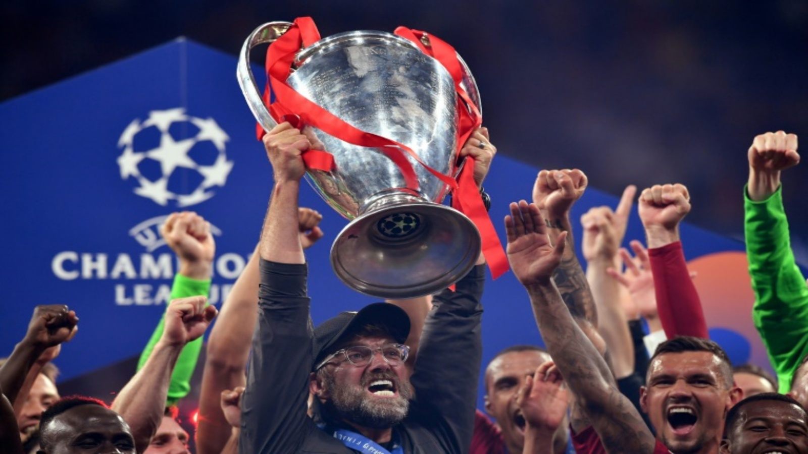 الالماني يورغن كلوب مدرب ليفربول الانكليزي يرفع كأس مسابقة دوري أبطال أوروبا في 1 حزيران/يونيو 2019.