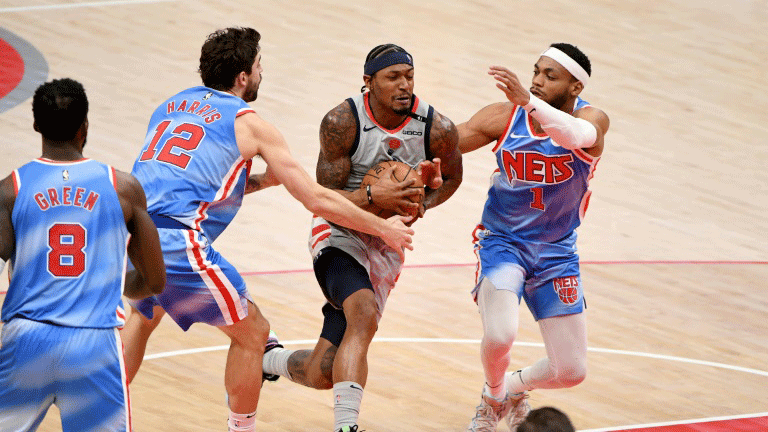 لاعب واشنطن ويزاردز برادلي بيل (وسط) يحاول اختراق دفاع بروكلين نتس خلال مواجهة الفريقين في دوري كرة السلة الاميركي للمحترفين. الاول من شباط/فبراير 2021