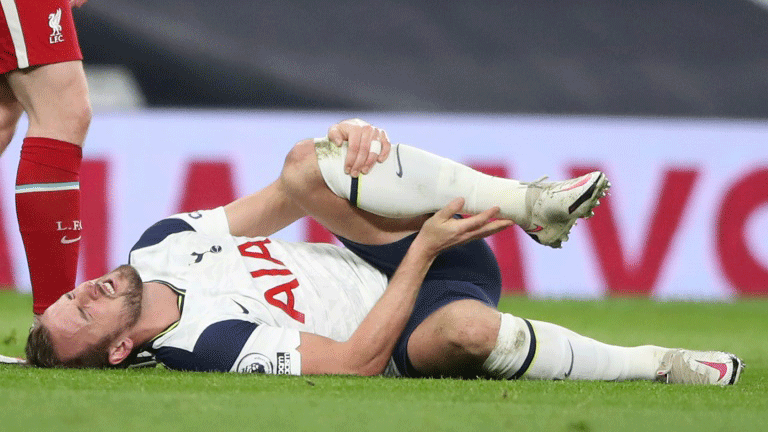 مهاجم توتنهام هاري كاين يتألم من شدة الاصابة التي تعرض لها في المباراة ضد ليفربول (1-3) في الدوري الانكليزي في 28 كانون الثاني/يناير 2021.