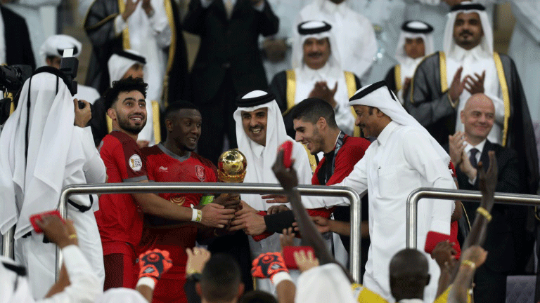 امير دولة قطر الشيخ تميم بن حمد ال ثاني (وسط) يتوج لاعبي الدحيل الفائزين بكأس امير قطر على حساب السد 4-1 في المباراة النهائية. 16 ايار/مايو 2019