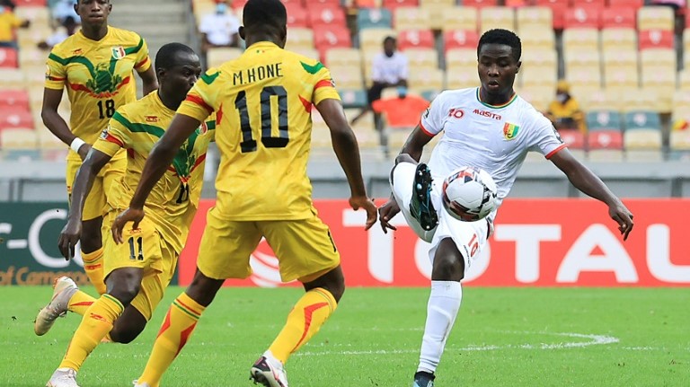 لاعب غينيا مورالاي سيلا يسجل الهدف الاول لمنتخب بلاده أمام الكاميرون في مباراة المركز الثالث ضمن كأس أمم إفريقيا للاعبين المحليين في كرة القدم، في 6 شباط/فبراير 2021