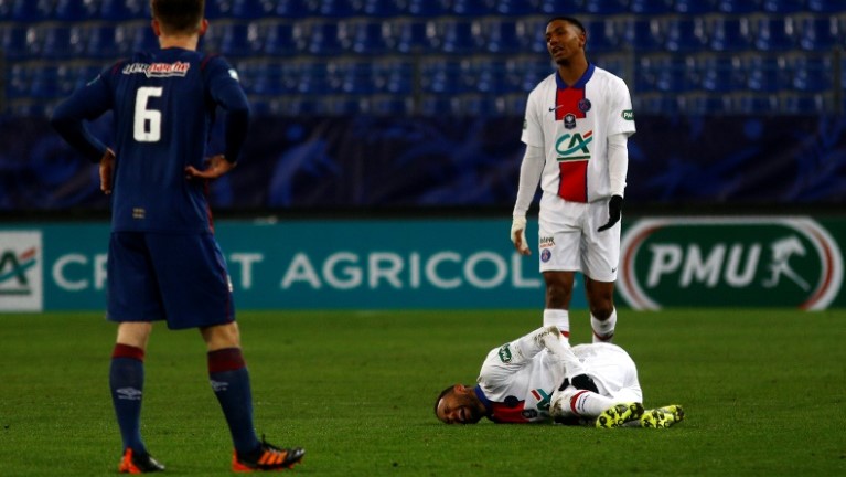 مهاجم باريس سان جرمان البرازيلي نيمار (على الارض) لدى اصابته خلال مباراة فريقه ضد كاين في مسابقة كأس فرنسا. 10 شباط/فبراير 2021