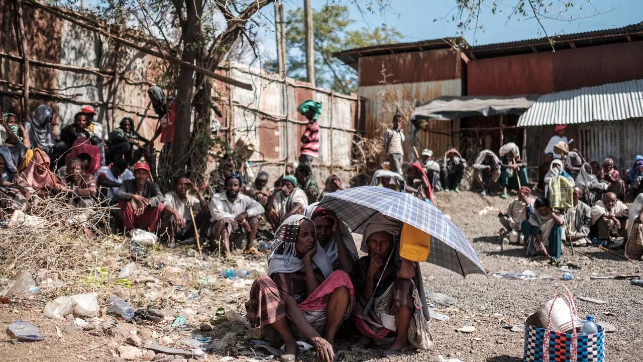 أشخاص ينتظرون توزيع مساعدات إنسانية من جانب الحكومة الإثيوبية في مدينة ألاماتا في أثيوبيا في 11 ديسمبر