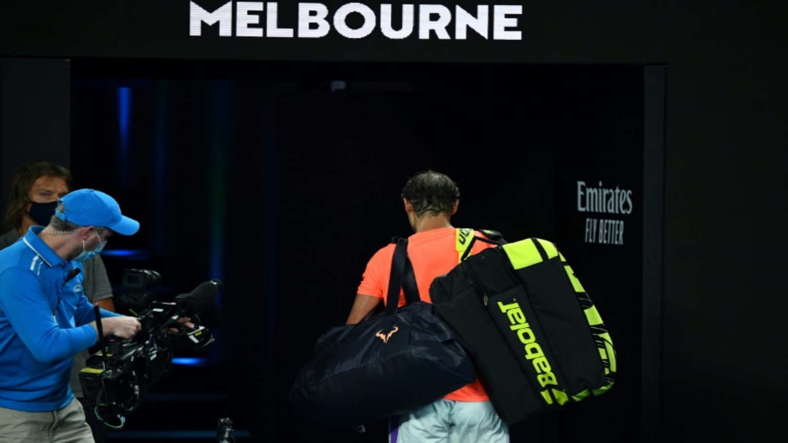 الاسباني رافايل نادال يغادر الملعب بعد خروجه من ربع نهائي بطولة استراليا لكرة المضرب، ملبورن في 17 شباط/فبراير 2021