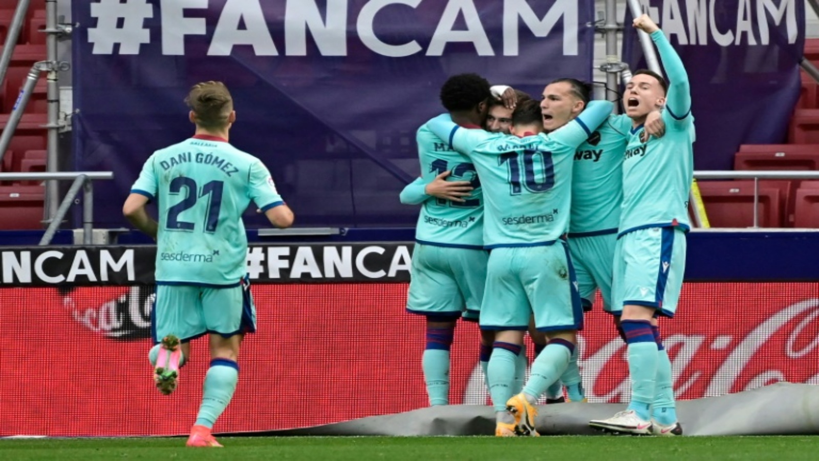 لاعبو ليفانتي يحتفلون بالهدف الثاني في مرمى أتلتيكو مدريد (2-صفر) في الدوري الاسباني في مدريد في 20 شباط/فبراير 2021.