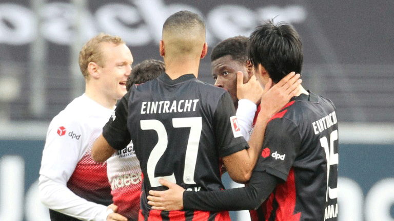 لاعبو اينتراخت فرانكفورت يحتفلون بعد فوزهم على بايرن ميونيخ 2-1 في الدوري المحلي. 20 شباط/فبراير 2021