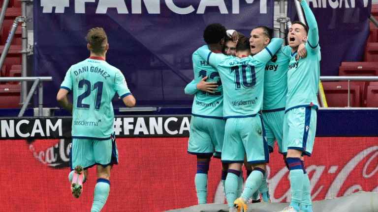 لاعبو ليفانتي يحتفلون بالهدف الثاني في مرمى أتلتيكو مدريد (2-صفر) في الدوري الاسباني في مدريد في 20 شباط/فبراير 2021.