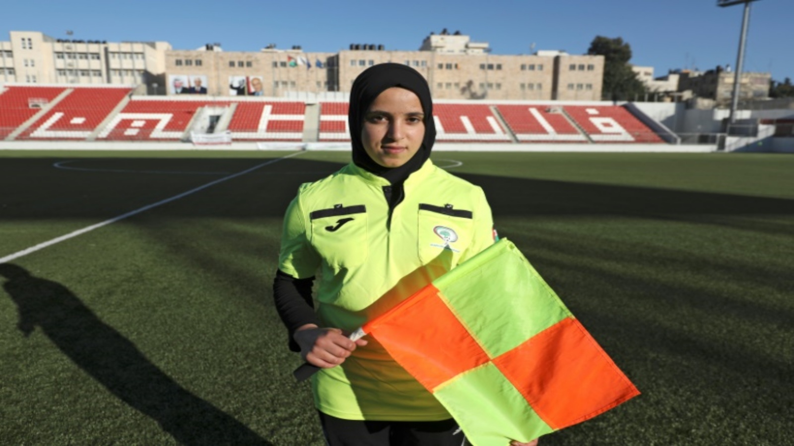 حملت الفلسطينية حنين أبو مريم راية التحكيم للمرة الأولى في مباراة كرة قدم للرجال قبل ثلاث سنوات.