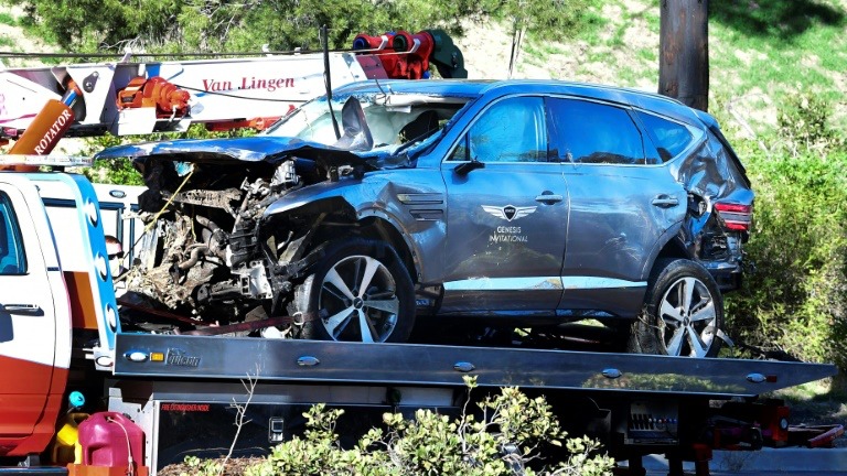 قاطرة تنقل سيارة اسطورة الغولف الأميركي تايغر وودز بعد تعرضه لحادث سير في رانشو بالوس فيرديس، كاليفورنيا في 23 شباط/فبراير 2021