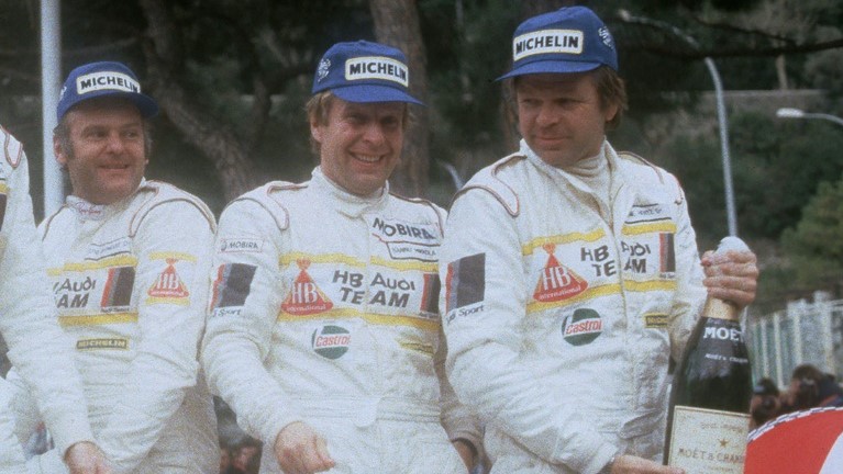 الفنلندي هانو ميكولا (وسط) مع زميله أرني هيرتس (يمين) بعد حلولهما في المركز الثالث ضمن رالي مونتي كارلو 1984