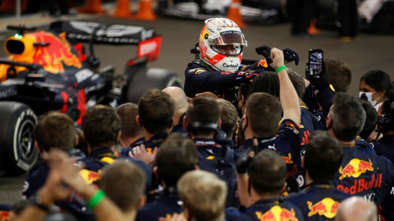 فاز سائق ريد بول الهولندي ماكس فيرشتابن بسباقين في بطولة العالم للفورمولا واحد في الموسم الماضي