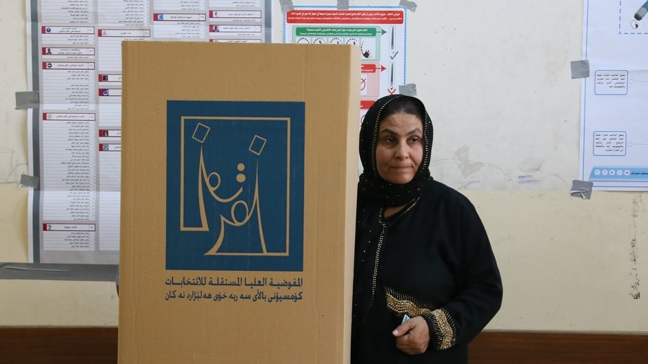 عراقية تدلي بصوتها في انتخابات سابقة