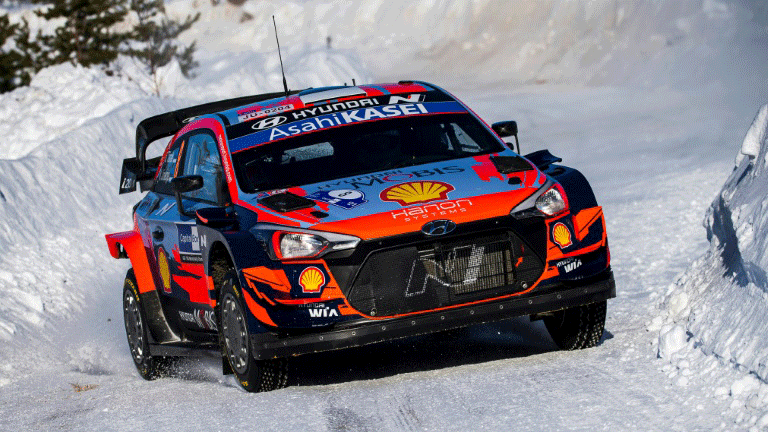 الاستوني اوت تاناك خلال مشاركته في رالي القطب الشمالي المرحلة الثانية من بطولة العالم في فنلندا في 28 شباط/فبراير 2021.