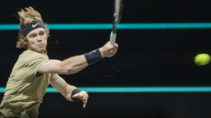 الروسي أندري روبليف خلال رد احدى الكرات في المباراة ضد الفرنسي جيريمي شاردي في ربع نهاي دورة روتردام الهولندية في كرة المضرب في الخامس من آذار/مارس 2021.