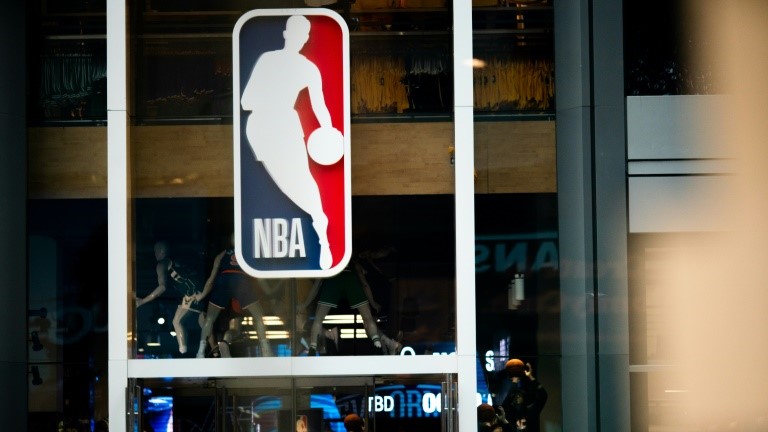 شعار دوري كرة السلة الاميركي للمحترفين الحالي هو صورة ظلية لجيري وست أسطورة لوس انجليس ليكرز