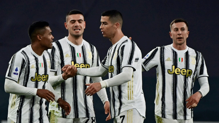 لاعبو يوفنتوس يحتفلون بالفوز على لاتسيو 3-1 في الدوري الايطالي في السادس من آذار/مارس 2021.