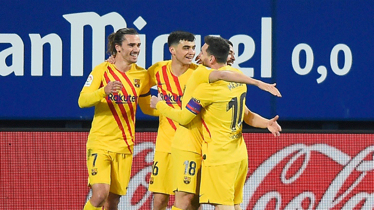 لاعبو برشلونة يحتفلون بهدف جوردي البا في مرمى اوساسونا في الدوري الاسباني لكرة القدم في 6 آذار/مارس 2021