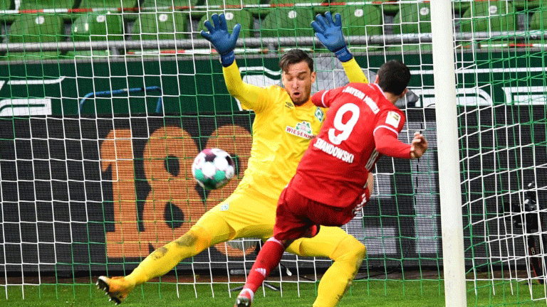 مهاجم بايرن ميونيخ الدولي البولندي روبرت ليفاندوفسكي لحظة تسجيله الهدف الثالث في مرمى فيردر بريمن (3-1) في الدوري الألماني في 13 آذار/مارس 2021.