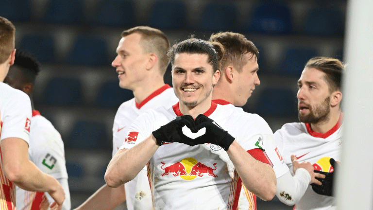 قائد لايبزيغ الدولي النمسوي مارسيل سابيتسر يحتفل بتسجيله هدف الفوز في مرمى أرمينيا بيليفيلد في الدوري الالماني في 19 آذار/مارس 2021.