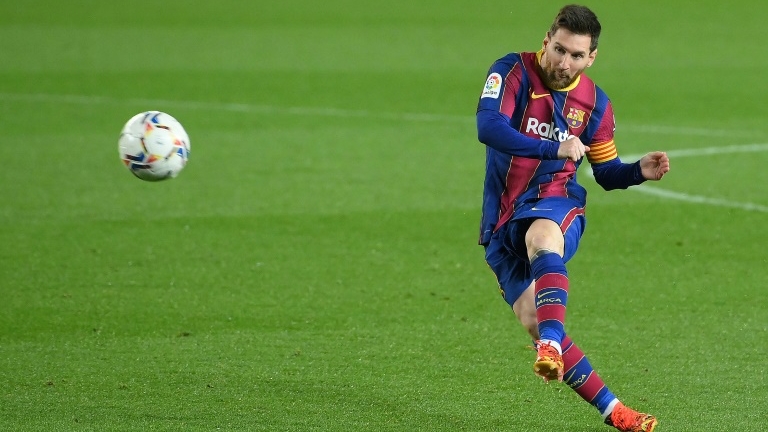 قائد برشلونة الدولي الارجنتيني ليونيل ميسي يسدد كرة في المباراة ضد هويسكا في الدوري الاسباني في 15 آذار/مارس 2021.