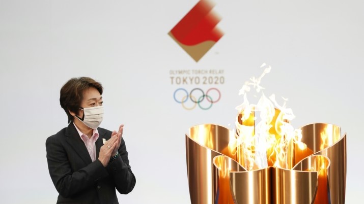 رئيسة اللجنة المنظمة لاولمبياد طوكيو 2020 سيكو هاشيموتو خلال حفل انطلاق الشعلة الاولمبية في ناراها (اليابان) في 25 آذار/مارس 2021.